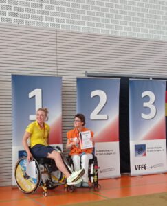 Die erste und zweite Siegerin im Säbelfechten bei den Deutschen Meisterschaften im Parafechten